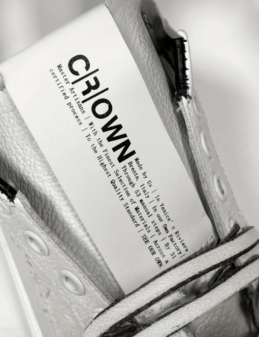 Sneaker che raffigura la storia del marchio Leather C|R|OWN .