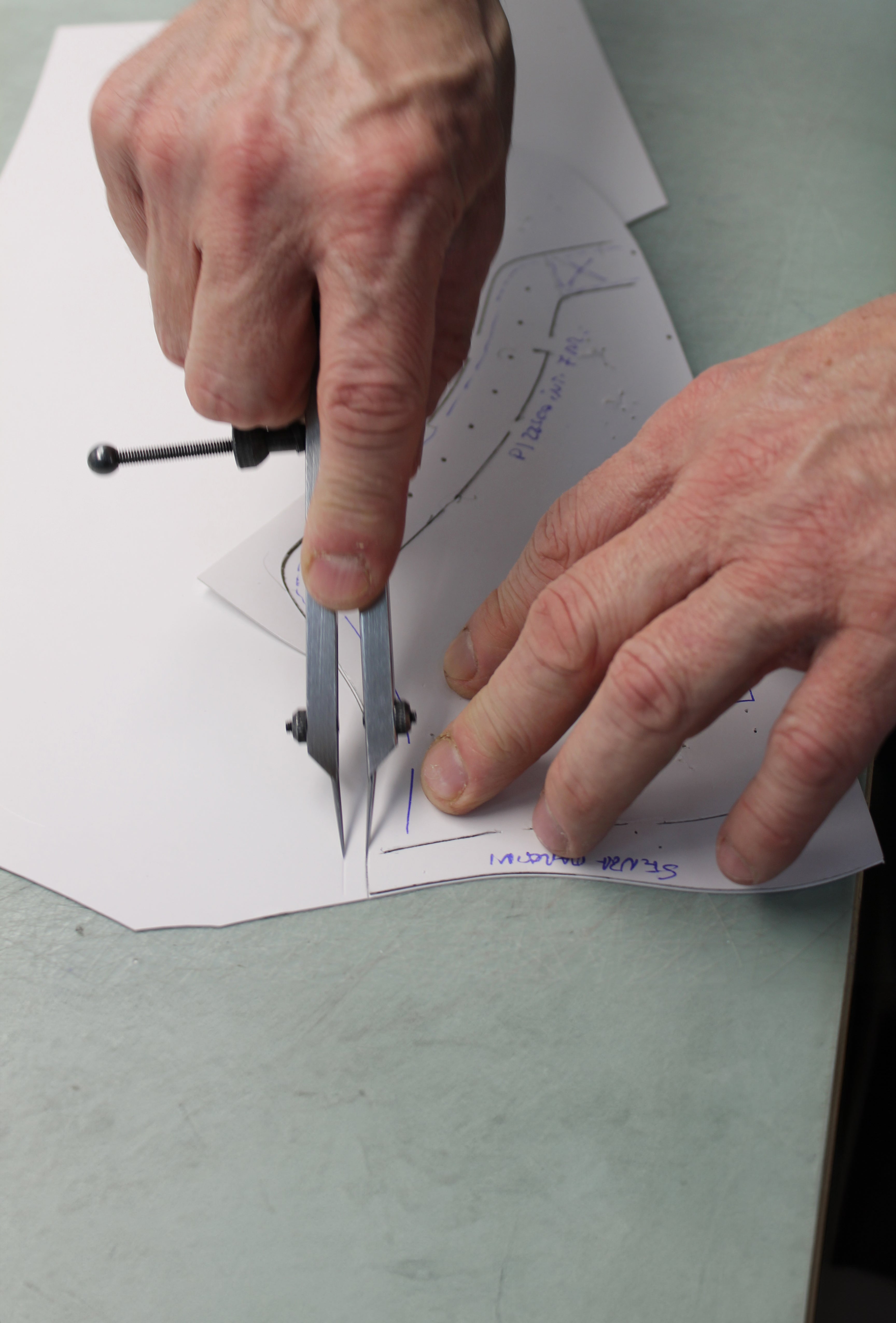 Artigiano che crea un modello sneaker per Leather C|R|OWN.