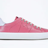 Seitenansicht des rosafarbenen Low Top sneaker mit weißen Details und perforiertem Kronenlogo auf dem Obermaterial. Obermaterial aus Vollleder und weiße Gummisohle.