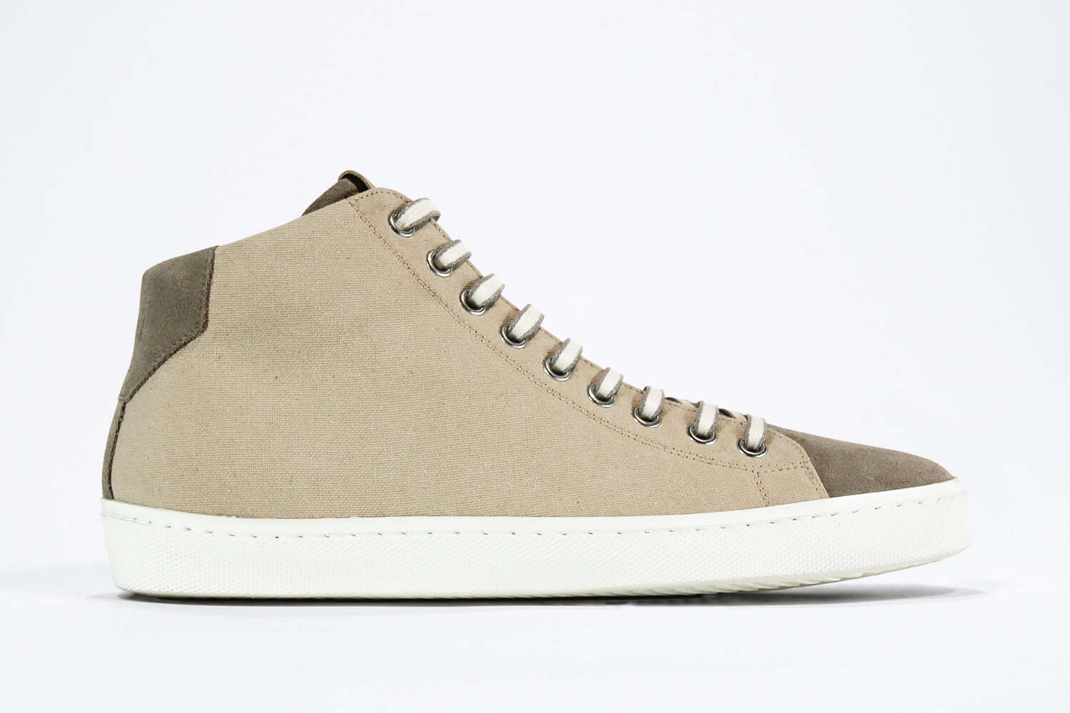 Seitenprofil von sneaker mit durchgehend beigem Canvas-Obermaterial, innerem Reißverschluss und weißer Sohle.