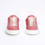Vorderansicht des rosafarbenen Low Top sneaker mit weißen Details und perforiertem Kronenlogo auf dem Obermaterial. Obermaterial aus Vollleder und weiße Gummisohle.