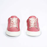 Vorderansicht des rosafarbenen Low Top sneaker mit weißen Details und perforiertem Kronenlogo auf dem Obermaterial. Obermaterial aus Vollleder und weiße Gummisohle.