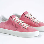 Dreiviertelansicht der Vorderseite des rosafarbenen Low Top sneaker mit weißen Details und perforiertem Kronenlogo auf dem Obermaterial. Obermaterial aus Vollleder und weiße Gummisohle.