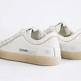 Vista posteriore della sneaker BASSE bianca. Tomaia in pelle bianca invecchiata con cuciture rosse e suola in gomma naturale.