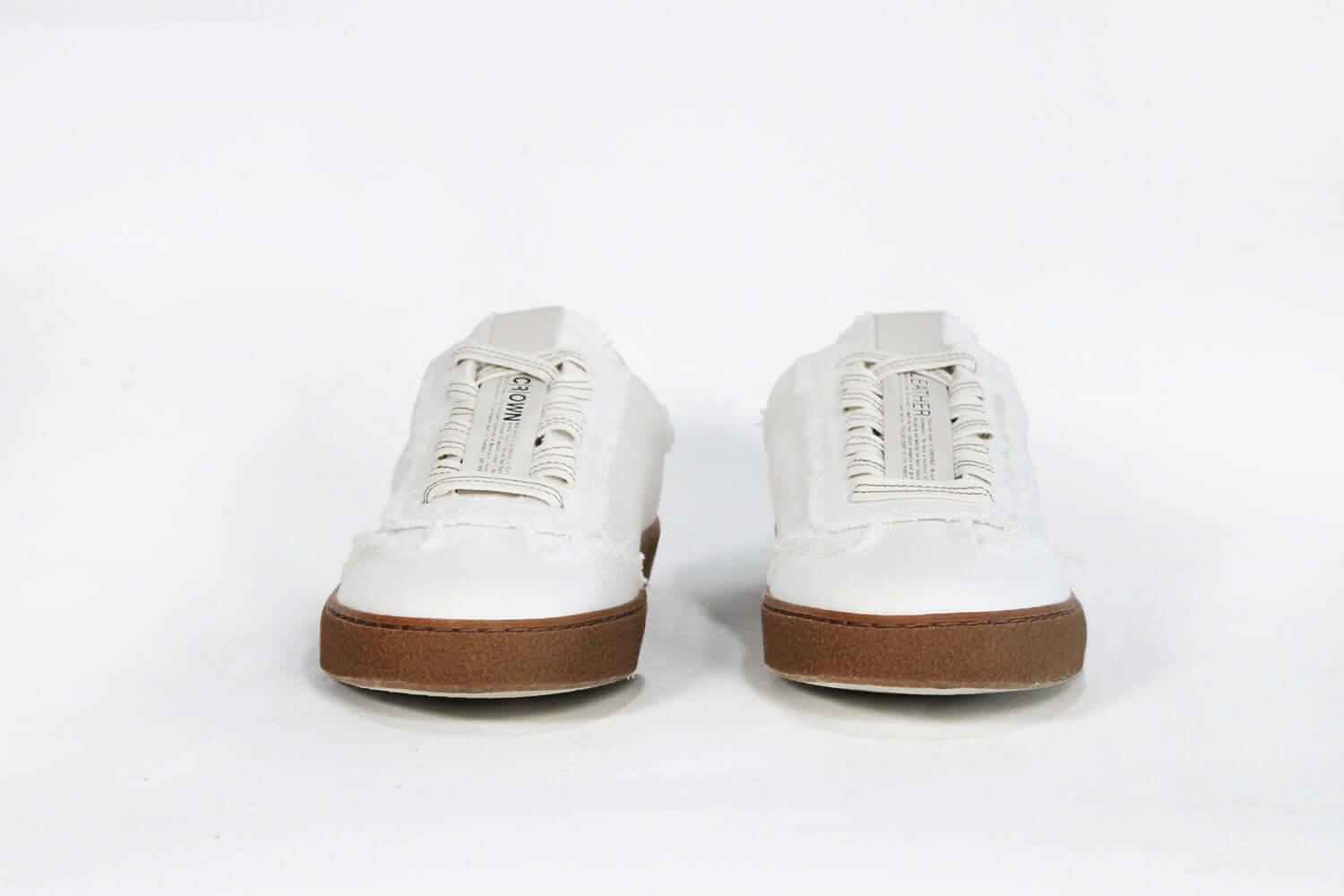 Vorderansicht eines sneaker aus strapaziertem weißem Canvas mit honigfarbener Sohle aus recyceltem Gummi.