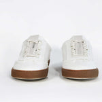 Vorderansicht eines sneaker aus strapaziertem weißem Canvas mit honigfarbener Sohle aus recyceltem Gummi.