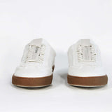 Vorderansicht eines sneaker aus strapaziertem weißem Canvas mit honigfarbener Sohle aus recyceltem Gummi.