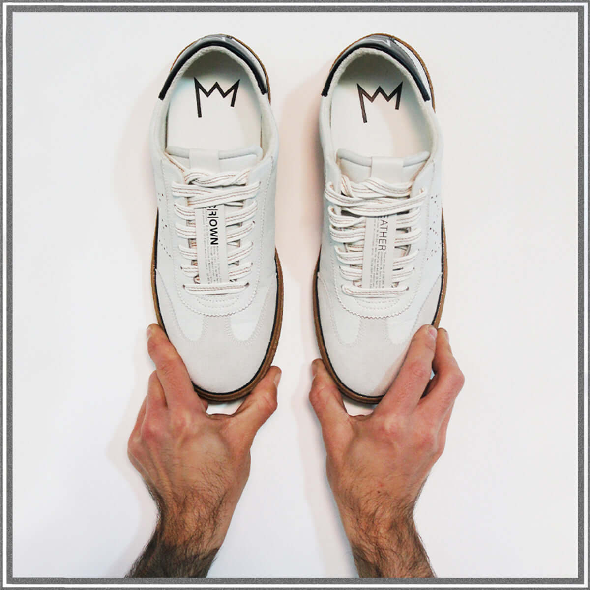 Model T Low Top sneaker Stil hochgehalten wird.
