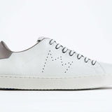 Profilo laterale di BASSE bianco sneaker con dettagli beige e logo della corona traforato sulla tomaia. Tomaia in pelle e suola in gomma bianca.