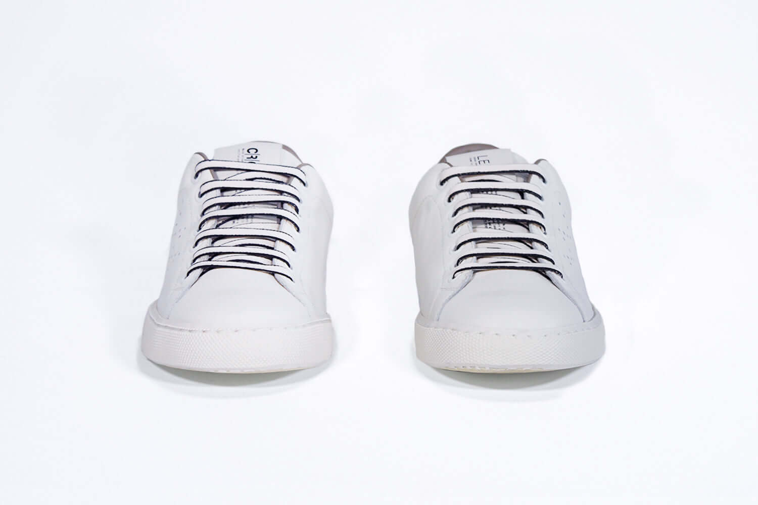 Vista frontale di BASSE  sneaker  bianco con dettagli beige e logo della corona traforato sulla tomaia. Tomaia in pelle e suola in gomma bianca.