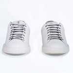 Vista frontale di BASSE  sneaker  bianco con dettagli beige e logo della corona traforato sulla tomaia. Tomaia in pelle e suola in gomma bianca.