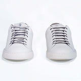 Vista frontale di BASSE  sneaker  bianco con dettagli beige e logo della corona traforato sulla tomaia. Tomaia in pelle e suola in gomma bianca.