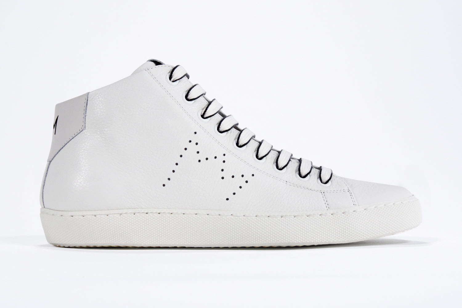 Profilo laterale del mid top bianco sneaker con tomaia in pelle con logo della corona traforato e suola bianca.