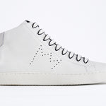 Profilo laterale del mid top bianco sneaker con tomaia in pelle con logo della corona traforato e suola bianca.