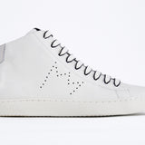 Profilo laterale del mid top bianco sneaker con tomaia in pelle con logo della corona traforato e suola bianca.