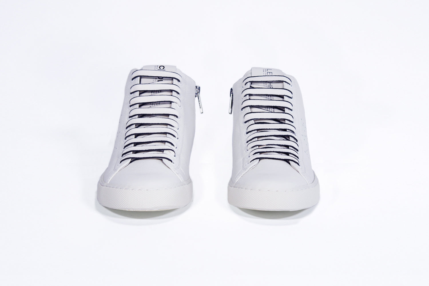 Vista frontale del mid top bianco sneaker con tomaia in pelle con logo corona traforato e suola bianca.