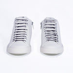 Vista frontale del mid top bianco sneaker con tomaia in pelle con logo corona traforato e suola bianca.