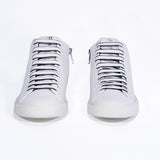 Vista frontale del mid top bianco sneaker con tomaia in pelle con logo corona traforato e suola bianca.