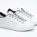 Dreiviertelansicht des weißen Low Top sneaker mit schwarzen Details und perforiertem Kronenlogo auf dem Obermaterial. Obermaterial aus Vollleder und weiße Gummisohle.