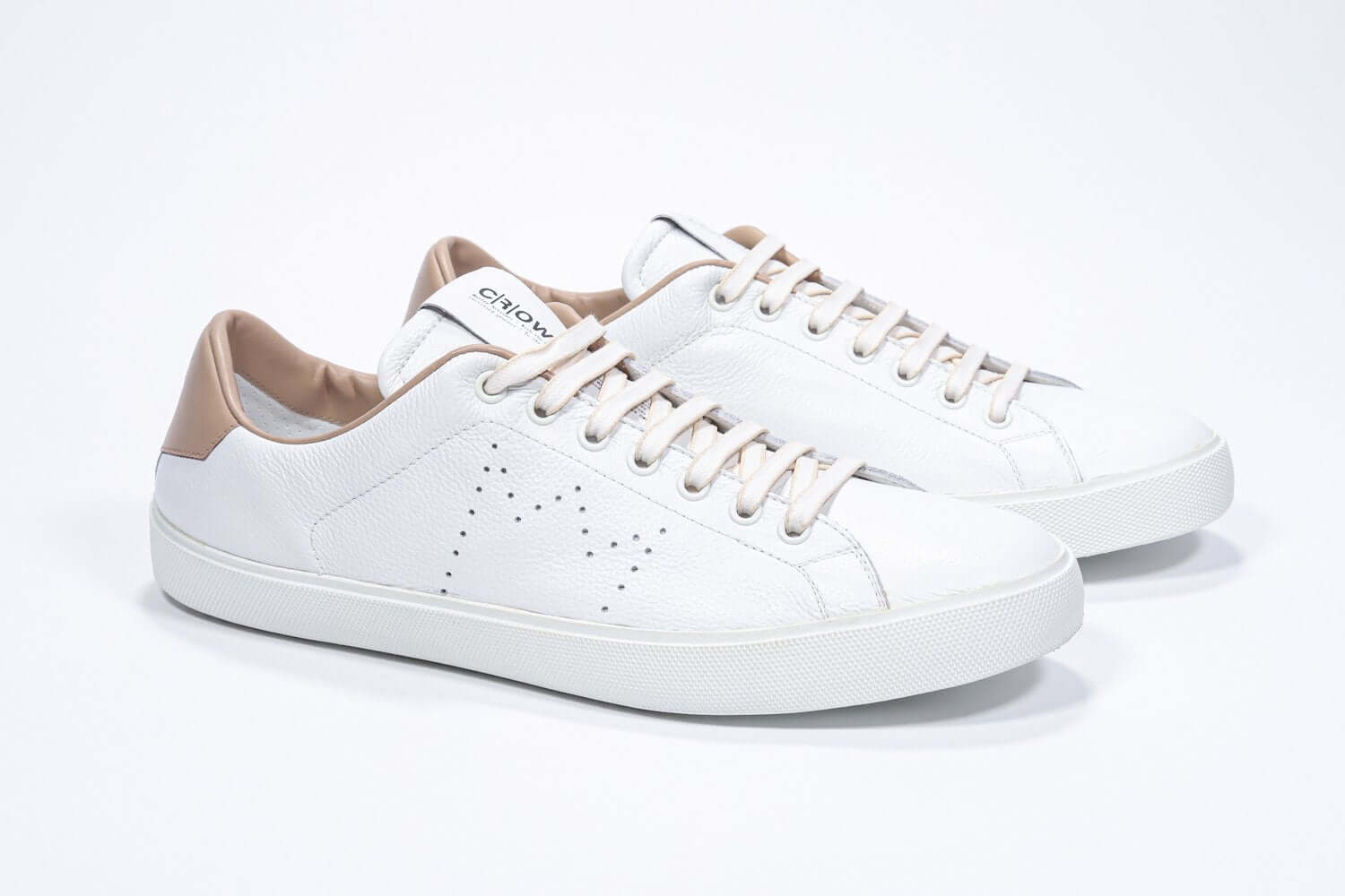 Dreiviertelansicht der Vorderseite des weißen Low Top sneaker mit Cuoio-Details und perforiertem Kronenlogo auf dem Obermaterial. Obermaterial aus Vollleder und weiße Gummisohle.