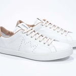 Dreiviertelansicht der Vorderseite des weißen Low Top sneaker mit Cuoio-Details und perforiertem Kronenlogo auf dem Obermaterial. Obermaterial aus Vollleder und weiße Gummisohle.