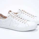 Dreiviertelansicht der Vorderseite des weißen Low Top sneaker mit Cuoio-Details und perforiertem Kronenlogo auf dem Obermaterial. Obermaterial aus Vollleder und weiße Gummisohle.