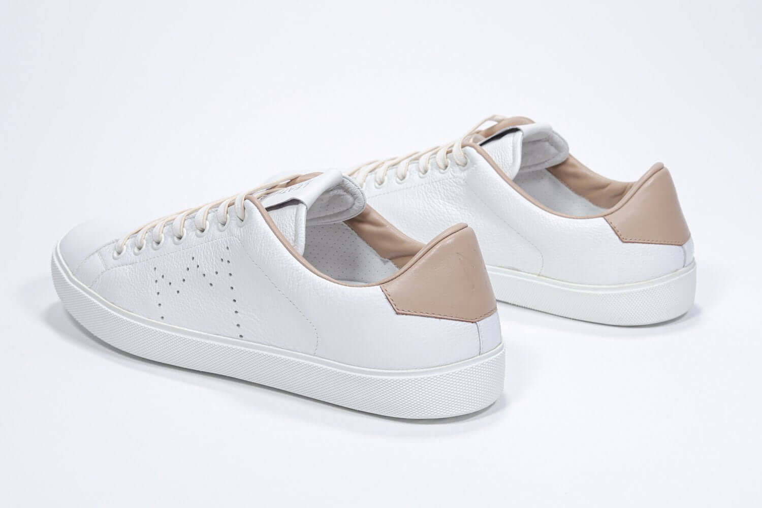Dreiviertelansicht der Rückseite des weißen Low Top sneaker mit Cuoio-Details und perforiertem Kronenlogo auf dem Obermaterial. Obermaterial aus Vollleder und weiße Gummisohle.