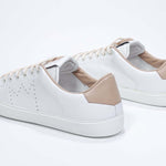 Dreiviertelansicht der Rückseite des weißen Low Top sneaker mit Cuoio-Details und perforiertem Kronenlogo auf dem Obermaterial. Obermaterial aus Vollleder und weiße Gummisohle.