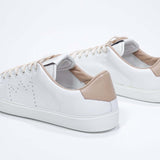 Dreiviertelansicht der Rückseite des weißen Low Top sneaker mit Cuoio-Details und perforiertem Kronenlogo auf dem Obermaterial. Obermaterial aus Vollleder und weiße Gummisohle.