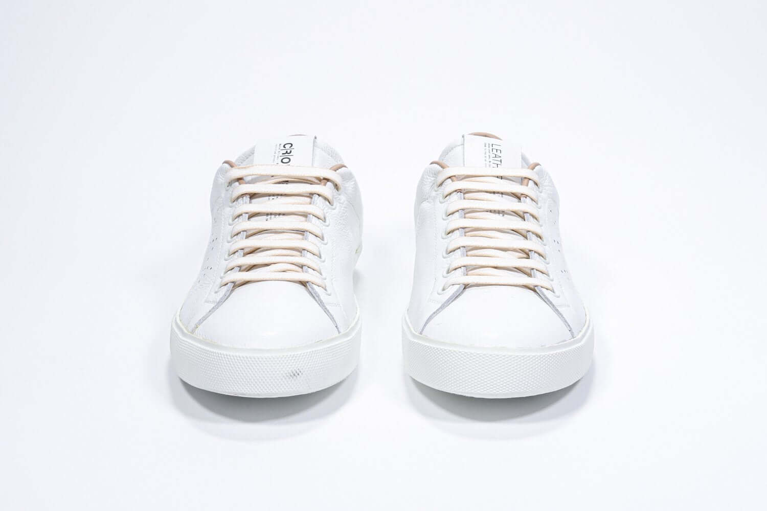 Vorderansicht des weißen Low Top sneaker mit Cuoio-Details und perforiertem Kronenlogo auf dem Obermaterial. Obermaterial aus Vollleder und weiße Gummisohle.