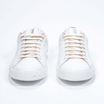Vorderansicht des weißen Low Top sneaker mit Cuoio-Details und perforiertem Kronenlogo auf dem Obermaterial. Obermaterial aus Vollleder und weiße Gummisohle.