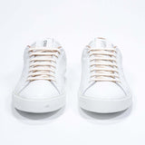 Vorderansicht des weißen Low Top sneaker mit Cuoio-Details und perforiertem Kronenlogo auf dem Obermaterial. Obermaterial aus Vollleder und weiße Gummisohle.
