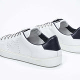 Dreiviertelansicht der Rückseite des weißen Low Top sneaker mit marineblauen Details und perforiertem Kronenlogo auf dem Obermaterial. Obermaterial aus Vollleder und weiße Gummisohle.