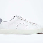 Profilo laterale di BASSE bianco sneaker con dettagli grigio chiaro e logo della corona traforato sulla tomaia. Tomaia in pelle e suola in gomma bianca.