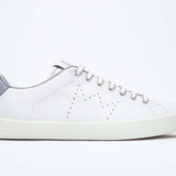 Profilo laterale di BASSE bianco sneaker con dettagli grigio chiaro e logo della corona traforato sulla tomaia. Tomaia in pelle e suola in gomma bianca.