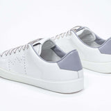 Vista posteriore a tre quarti di BASSE  sneaker  bianco con dettagli grigio chiaro e logo della corona traforato sulla tomaia. Tomaia in pelle e suola in gomma bianca.