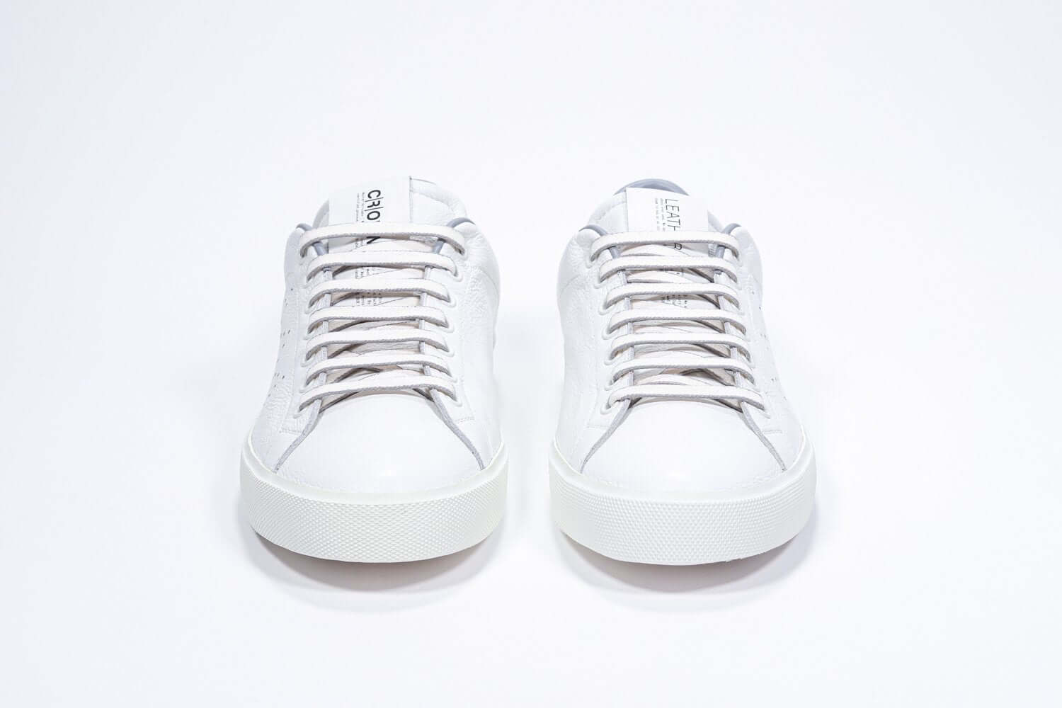 Vista frontale di BASSE  sneaker  bianco con dettagli grigio chiaro e logo della corona traforato sulla tomaia. Tomaia in pelle e suola in gomma bianca.