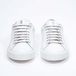 Vista frontale di BASSE  sneaker  bianco con dettagli grigio chiaro e logo della corona traforato sulla tomaia. Tomaia in pelle e suola in gomma bianca.