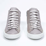 Vorderansicht des beigefarbenen Mid-Top-Schuhs sneaker mit Obermaterial aus Vollwildleder mit perforiertem Kronenlogo und weißer Sohle.