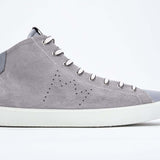 Profilo laterale del mid top grigio chiaro sneaker con tomaia interamente in pelle scamosciata con logo della corona traforato, zip interna e suola bianca.