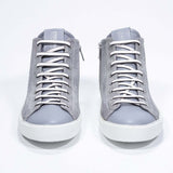 Vista frontale del mid top grigio chiaro sneaker con tomaia in pelle scamosciata con logo a corona traforato, zip interna e suola bianca.