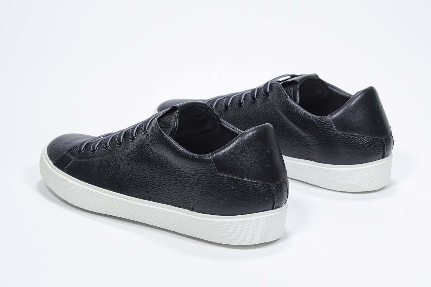 Vista posteriore a tre quarti di BASSE nero sneaker con logo della corona traforato sulla tomaia. Tomaia in pelle e suola in gomma bianca.