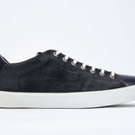 Profil latéral de la chaussure basse marine sneaker avec le logo perforé de la couronne sur l'empeigne. Tige en daim et semelle en caoutchouc blanc.