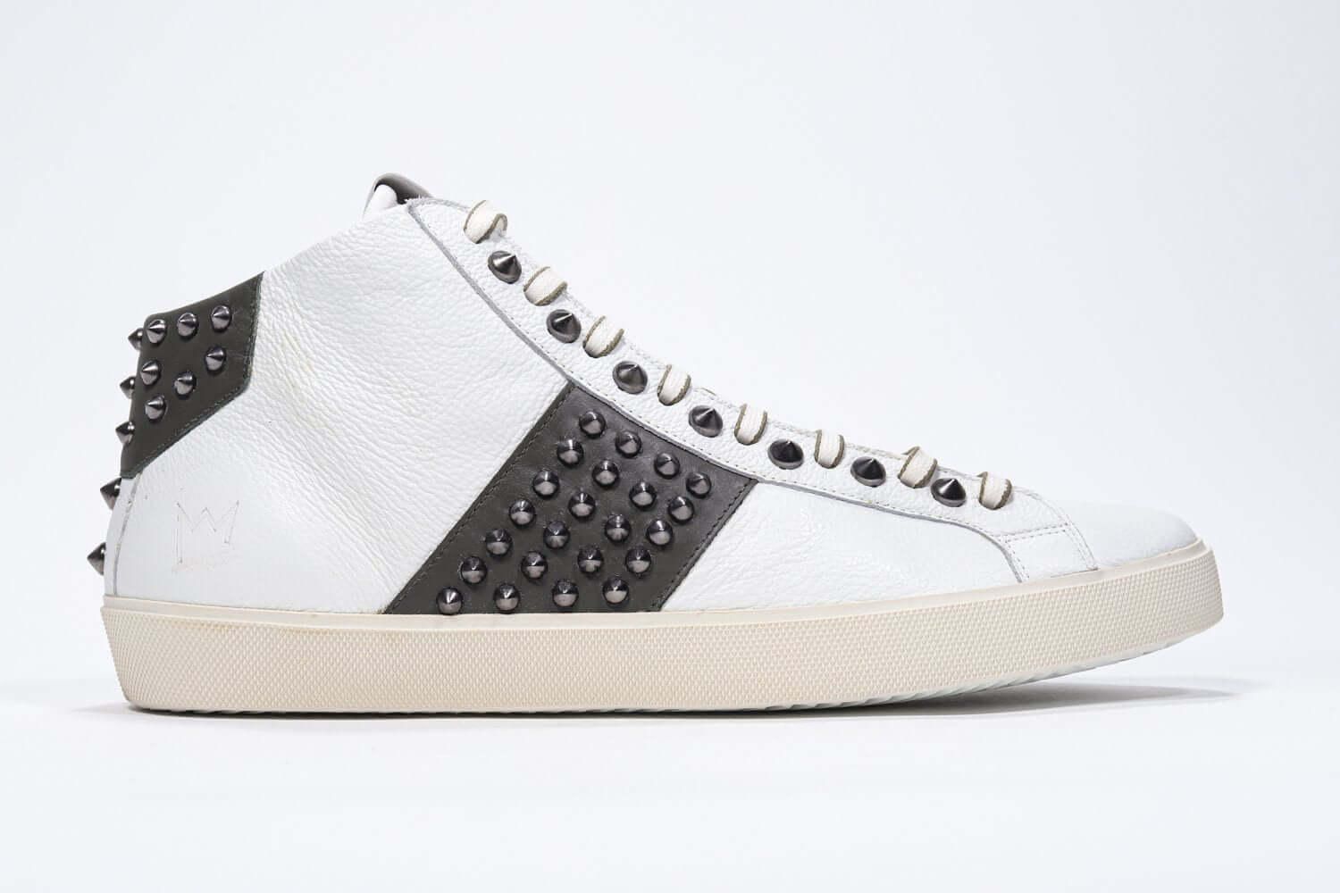 Seitenprofil von Mid Top weiß und militärgrün sneaker. Obermaterial aus Vollleder mit Nieten, einem internen Reißverschluss und einer Vintage-Gummisohle.