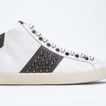 Seitenprofil von Mid Top weiß und militärgrün sneaker. Obermaterial aus Vollleder mit Nieten, einem internen Reißverschluss und einer Vintage-Gummisohle.