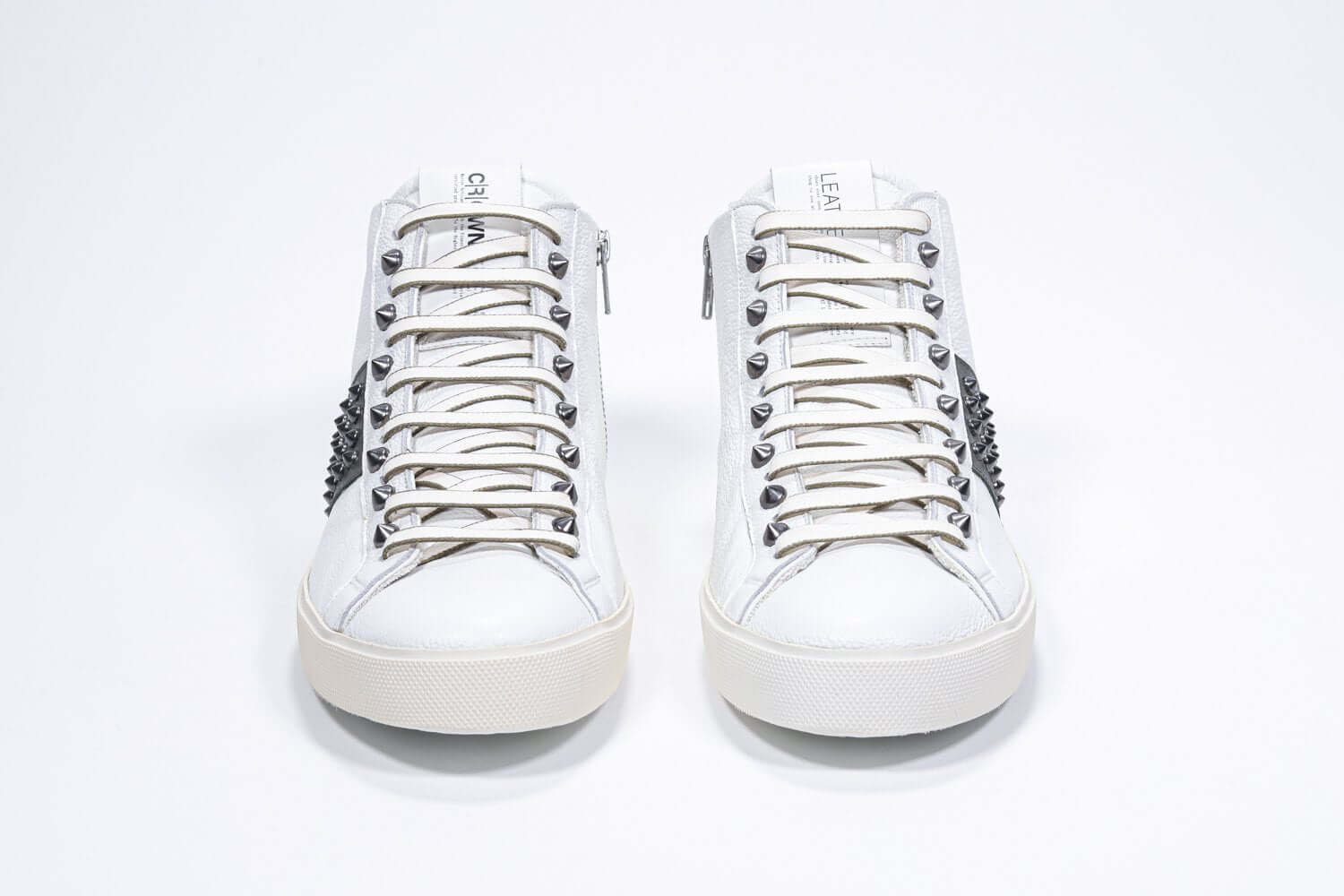 Vorderansicht von Mid Top weiß und militärgrün sneaker. Obermaterial aus Vollleder mit Nieten, einem internen Reißverschluss und einer Vintage-Gummisohle.