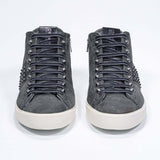 Vorderansicht des Mid Top Military Green sneaker. Obermaterial aus Wildleder und Leder mit Nieten, einem internen Reißverschluss und einer Vintage-Gummisohle.