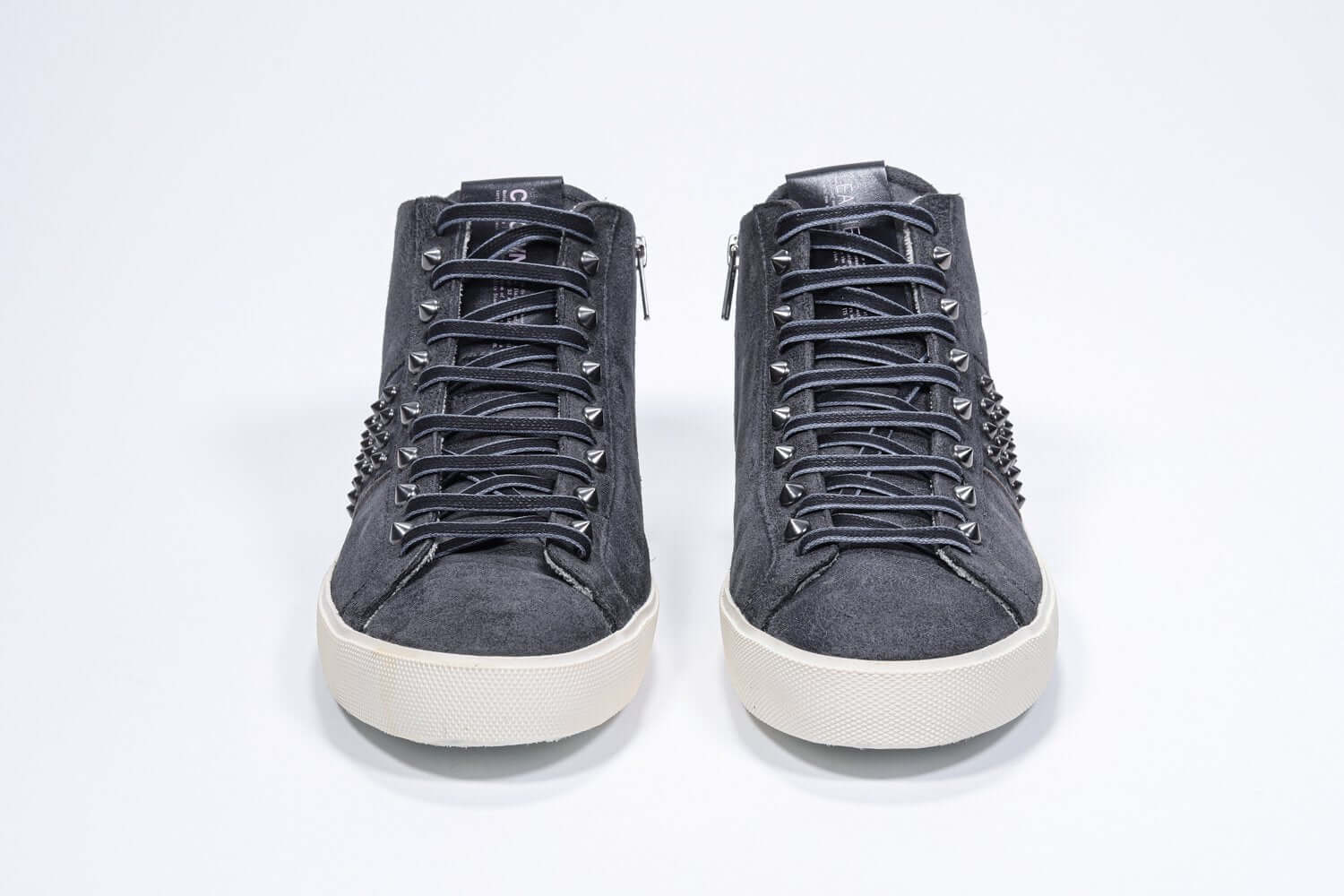 Vista frontale del mid top grigio scuro sneaker. Tomaia in pelle e camoscio con borchie, cerniera interna e suola in gomma vintage.STUDBORN | C|R|OWN - LEATHER C|R|OWN