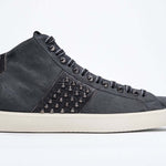 Seitenprofil von mid top navy sneaker. Obermaterial aus Wildleder und Leder mit Nieten, einem internen Reißverschluss und einer Vintage-Gummisohle.