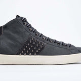 Seitenprofil von mid top navy sneaker. Obermaterial aus Wildleder und Leder mit Nieten, einem internen Reißverschluss und einer Vintage-Gummisohle.